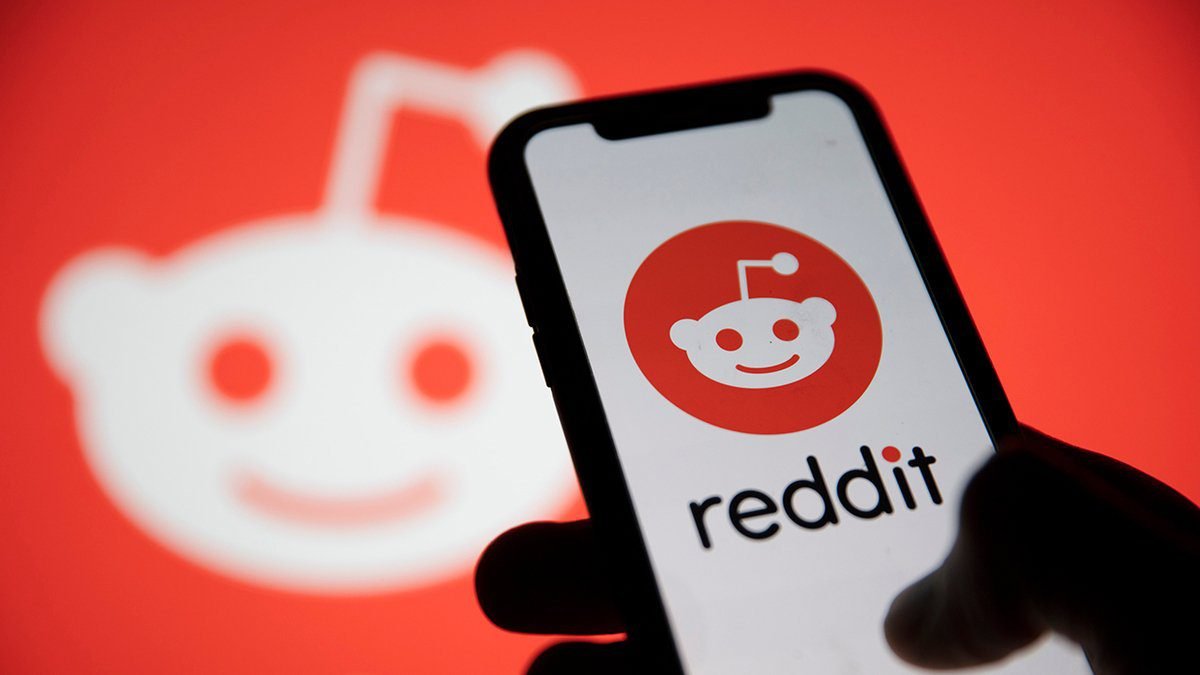 Icona stilizzata di Reddit in 3D su sfondo arancione, simboleggiando l'IPO di Reddit del 2023 e l'innovazione tecnologica